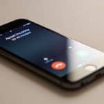 Smartphone affiche appel inconnu 09 48 insistant