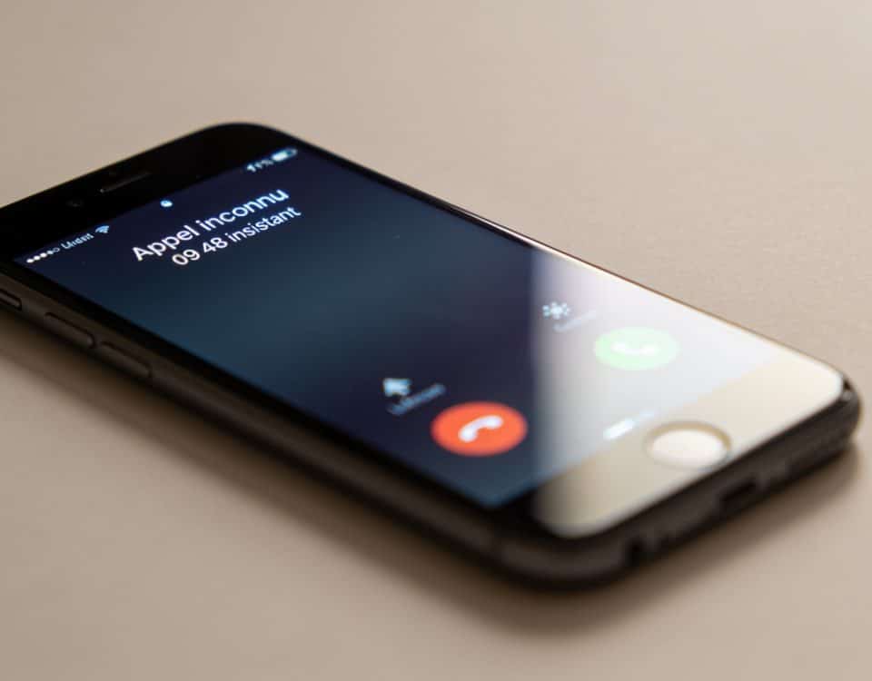 Smartphone affiche appel inconnu 09 48 insistant