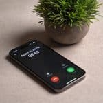 Smartphone montrant appel inconnu 0948 sur ecran