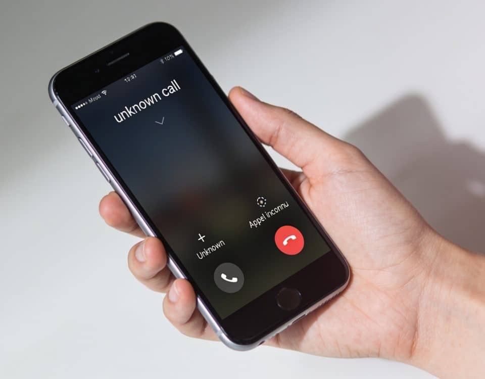 Smartphone en main affichant un appel inconnu