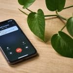 Smartphone affiche appel inconnu avec avis negatifs