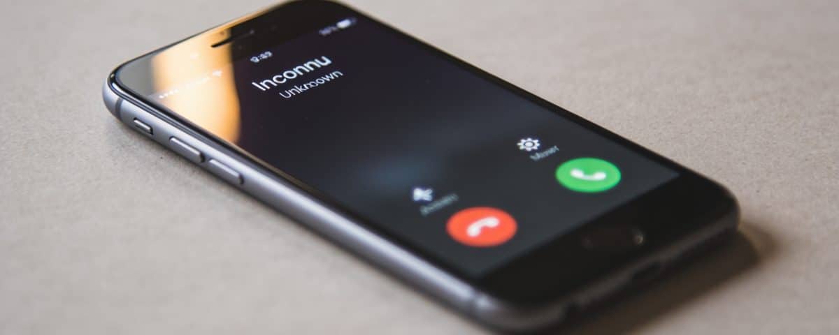 Smartphone affiche appel entrant inconnu sur ecran