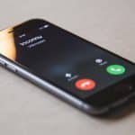 Smartphone affiche appel entrant inconnu sur ecran