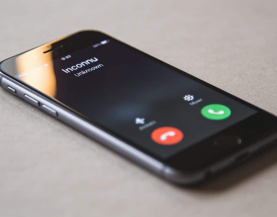 Smartphone affiche appel entrant inconnu sur ecran