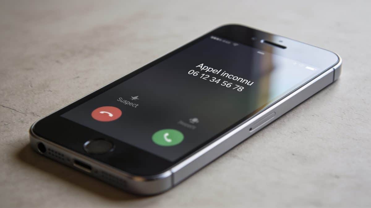 Smartphone affichant appel inconnu avec numero suspect