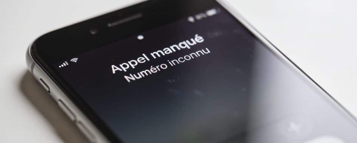 Smartphone affichant appel manqué numero inconnu zoomé