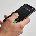 Smartphone en main affichant un numero inconnu