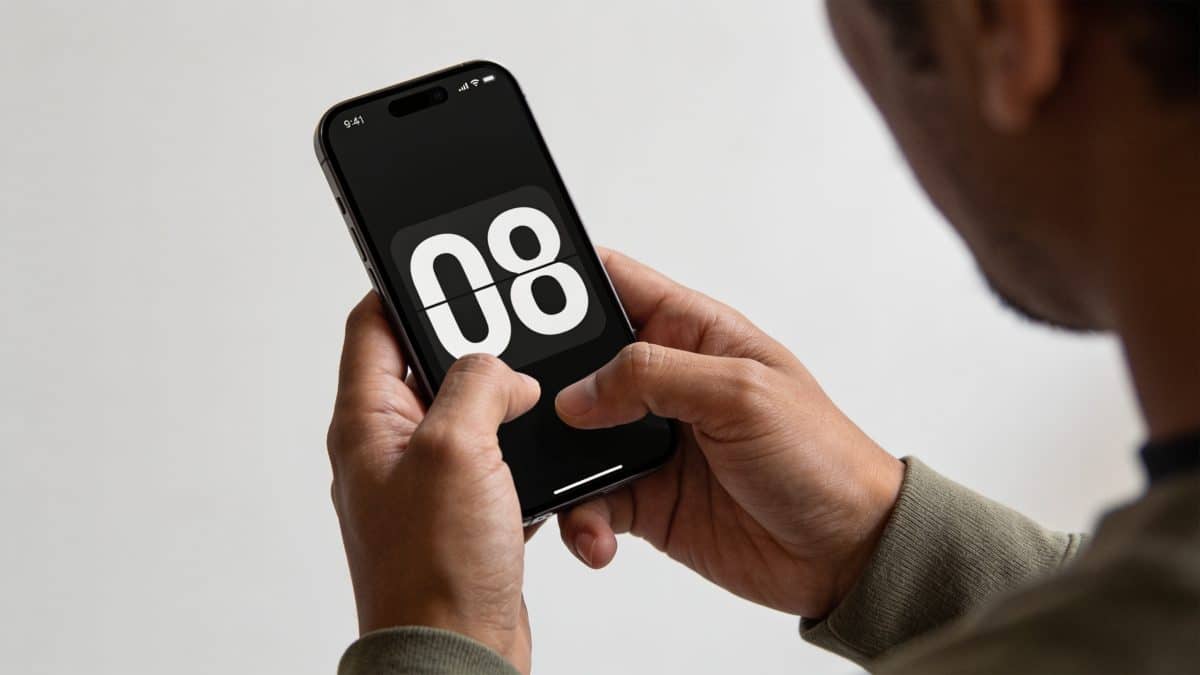 Personne verifiant un numero 08 sur smartphone