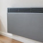 Appareil de chauffage gris fixe au mur avec etiquette