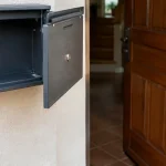 Boite aux lettres vide pres de la porte entrouverte