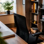 Bureau vide, chaise tournee vers classeurs ouverts