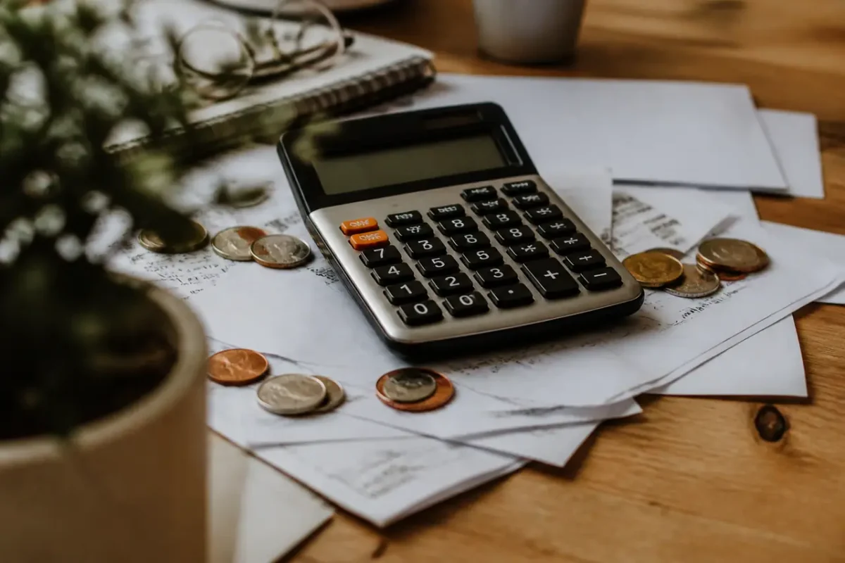Calculatrice posee sur des factures et des pieces