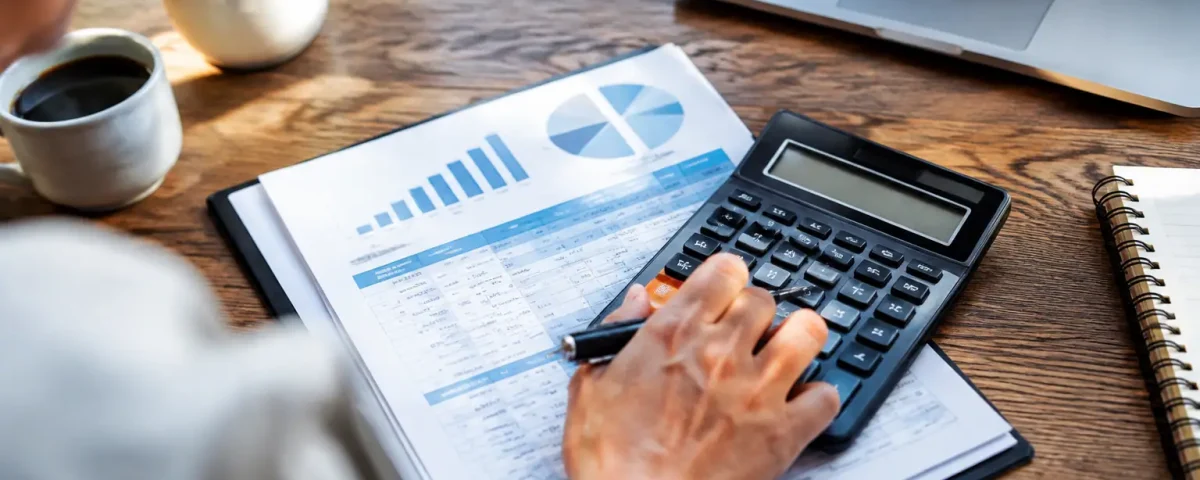 Une calculatrice posee sur un rapport budgetaire ouvert