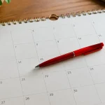 Calendrier de novembre ouvert, un stylo rouge en travers