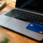 Carte bancaire posee sur un ordinateur portable ouvert