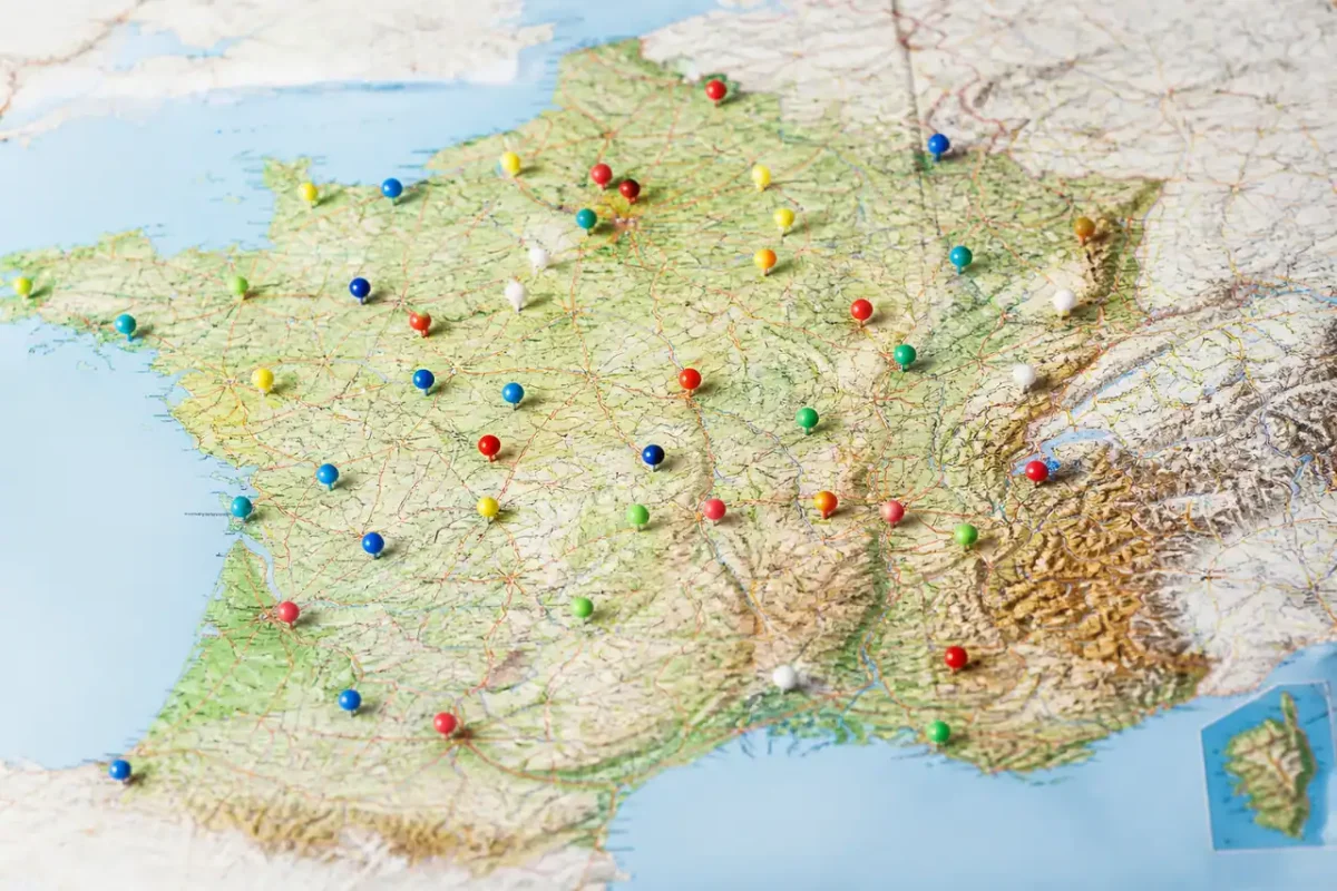 Carte de France avec epingles colorees sur plusieurs villes