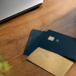 Deux cartes bancaires posees sur un bureau en bois
