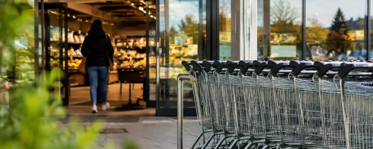 Devanture de magasin avec chariots alignes devant entree