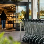 Devanture de magasin avec chariots alignes devant entree