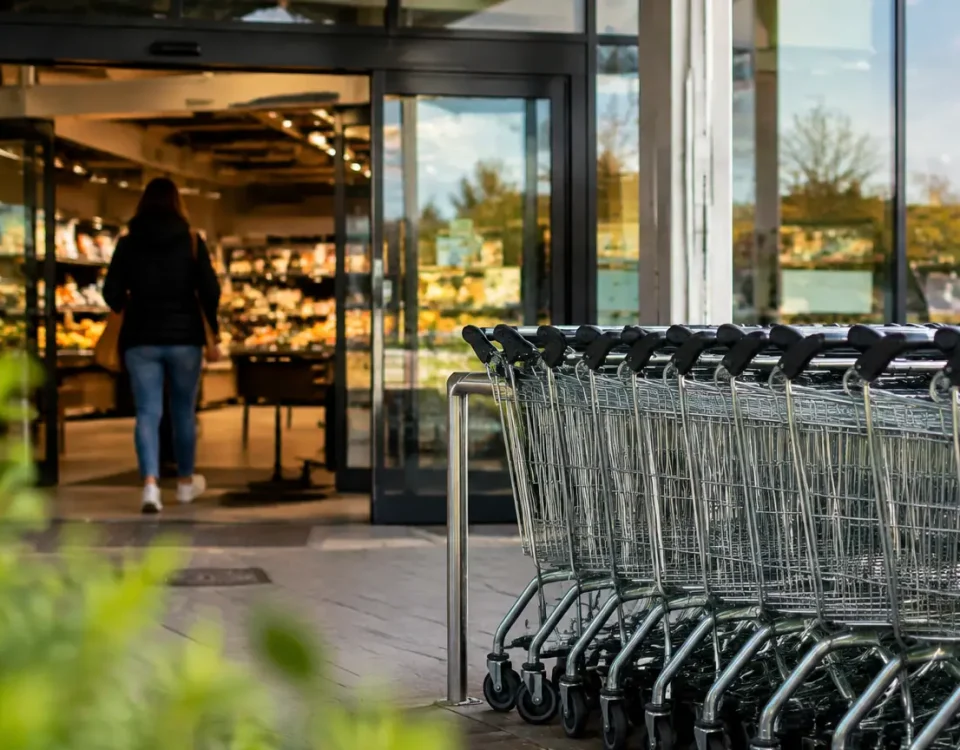 Devanture de magasin avec chariots alignes devant entree
