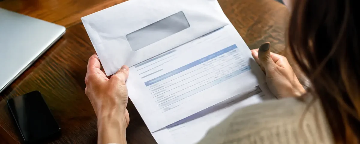 Lettre de rappel imprimee posee sur une facture