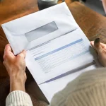 Lettre de rappel imprimee posee sur une facture