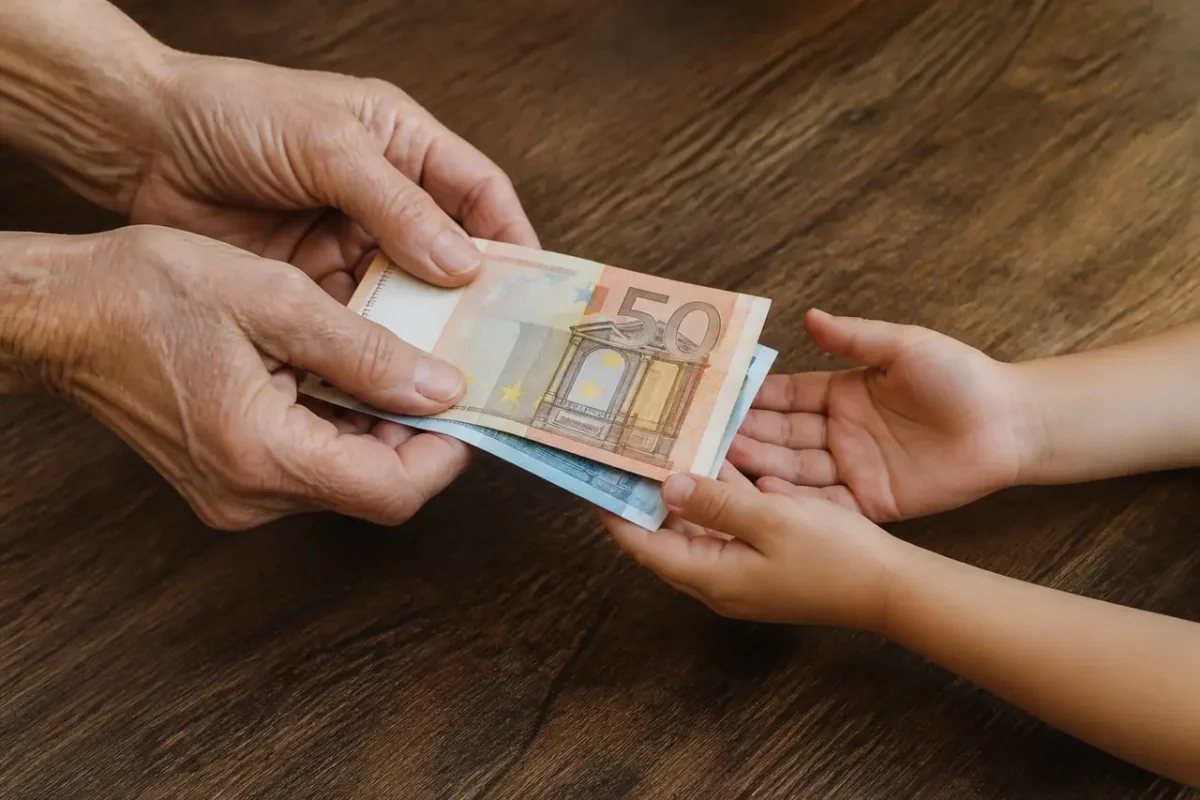 Mains agees remettant des billets a une petite fille