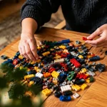 Mains triant des briques Lego sur une table