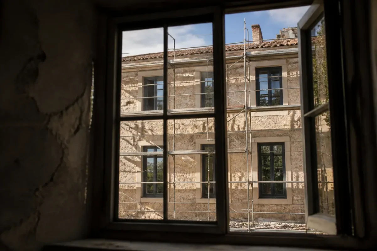 Maison ancienne en travaux avec echafaudage et fenetres neuves