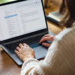 Ordinateur portable ouvert affichant un courriel sur bureau