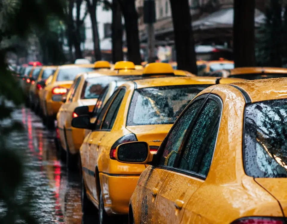 Rangee de taxis jaunes immobilises sous la pluie battante