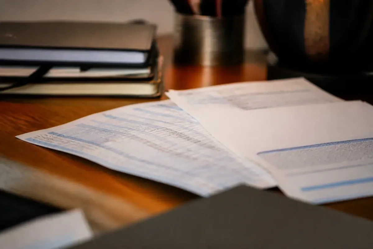 Reçu papier et relevé bancaire posés sur un bureau