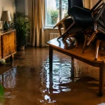 Salon envahi par eau brune chaises empilees sur table