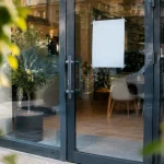 Vitrine agence fermee avec affiche collee sur la porte