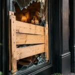 Vitrine brisee protegee par des planches en bois